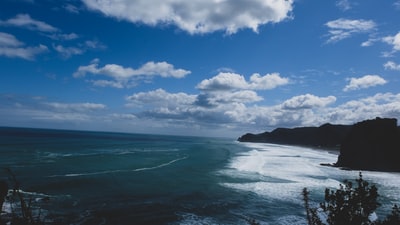 The white clouds in the blue sky and sea
